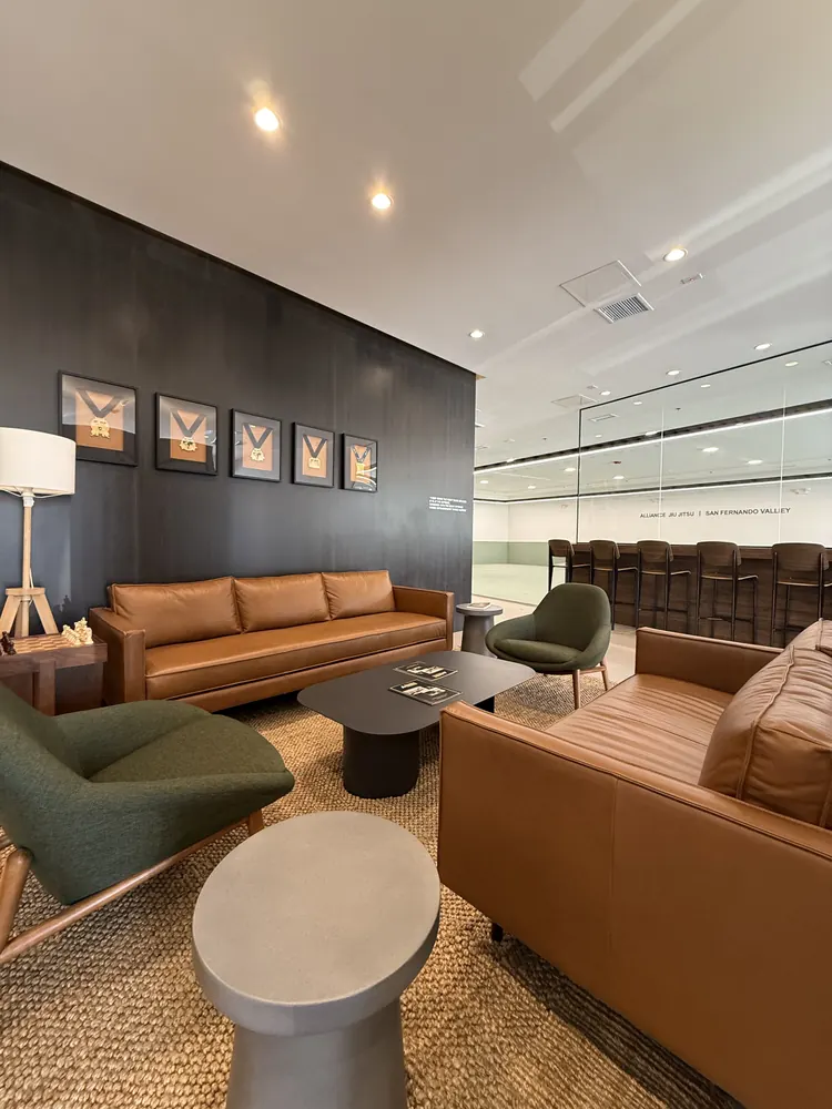 Lounge with leather sofas next to the mat