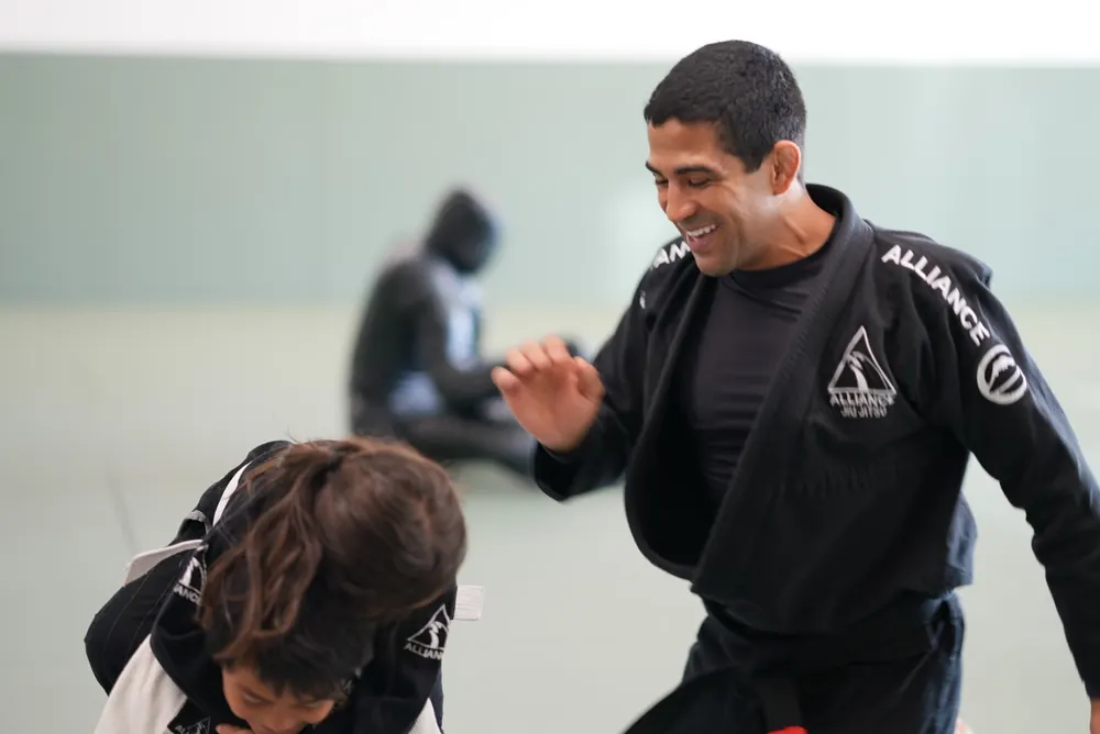 Gabriel Goulart coaching a young student